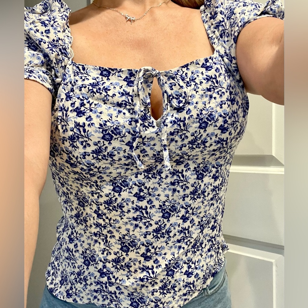 💙Beautiful crepe blouse by H&M in blue/white floral print only worn once!